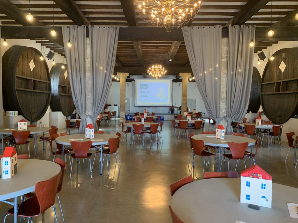 Les escape games La Maison sont posés sur les tables