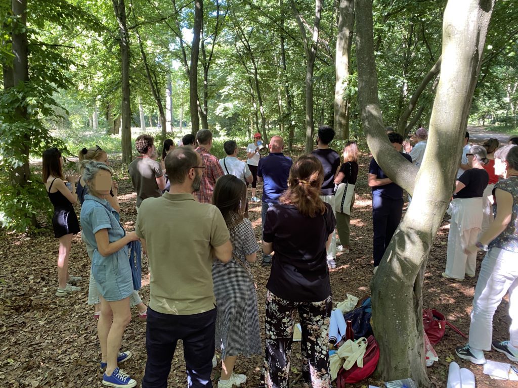 L'animatrice principale accueille les participants et procède au brief de départ