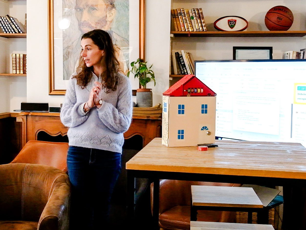 Brief escape la maison